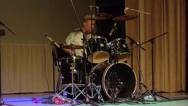 СОЛО НА БАРАБАНАХ. Виталий Валитов ВИА "Лейся, Песня!" смотреть онлайн