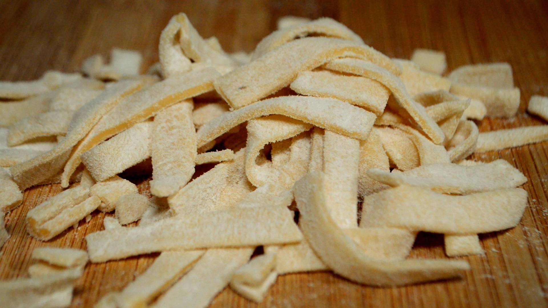 Легкий способ приготовления настоящей домашней лапши. Лапша в домашних условиях.