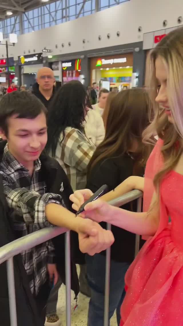 SuperSofi takes pictures with fans in Rostov-on-Don #dance #music #singer #supersofi смотреть онлайн