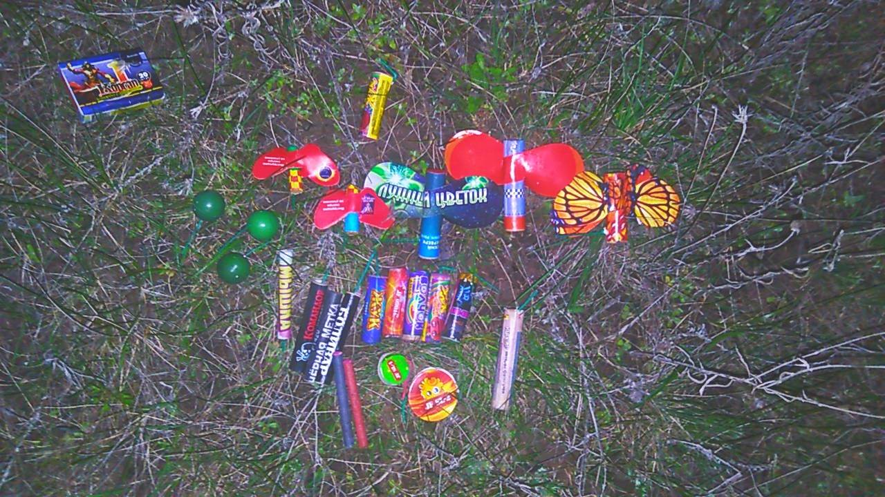 взрываем наземный фейерверк жук,запускаем летающий фейерверк бабочка. НОЧНОЙ ОБЗОР ПИРОТЕХНИКИ