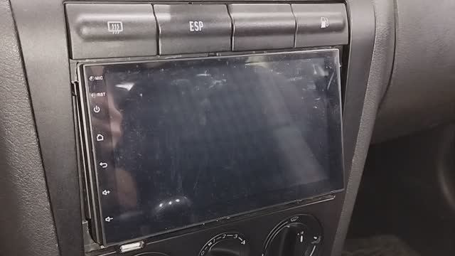 Выносной микрофон на магнитоле TEYES