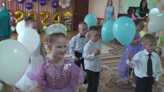 Прощальный детский танец под грустную песню «Кружится пусть вальс» на выпускном балу в детском саду. смотреть онлайн