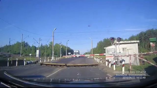 Мотоциклист перелетел железнодорожный переезд. Extreme Motorcycle and railway station. смотреть онлайн