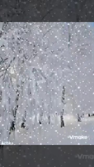 За окном кружил снежок