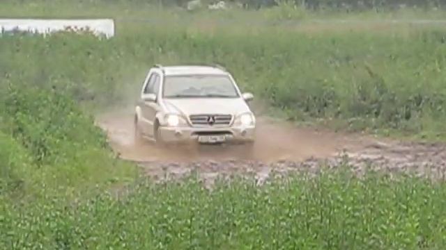 Заезд на автодроме на частном Mерседес бенц ML - 2 смотреть онлайн