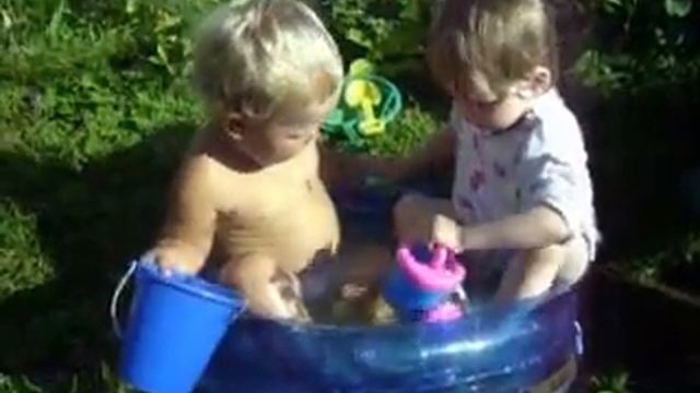 ДЕТИ #КУПАЮТСЯ В БАССЕЙНЕ смотреть онлайн