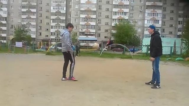 Два парня капец, что с мячем вытворяют! Молорики. Роналду и Месси. хаха, мега ржака, лол