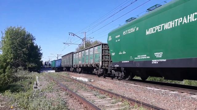ВЛ11М-222/224А с грузовым поездом проезжает станцию Дмитров. смотреть онлайн