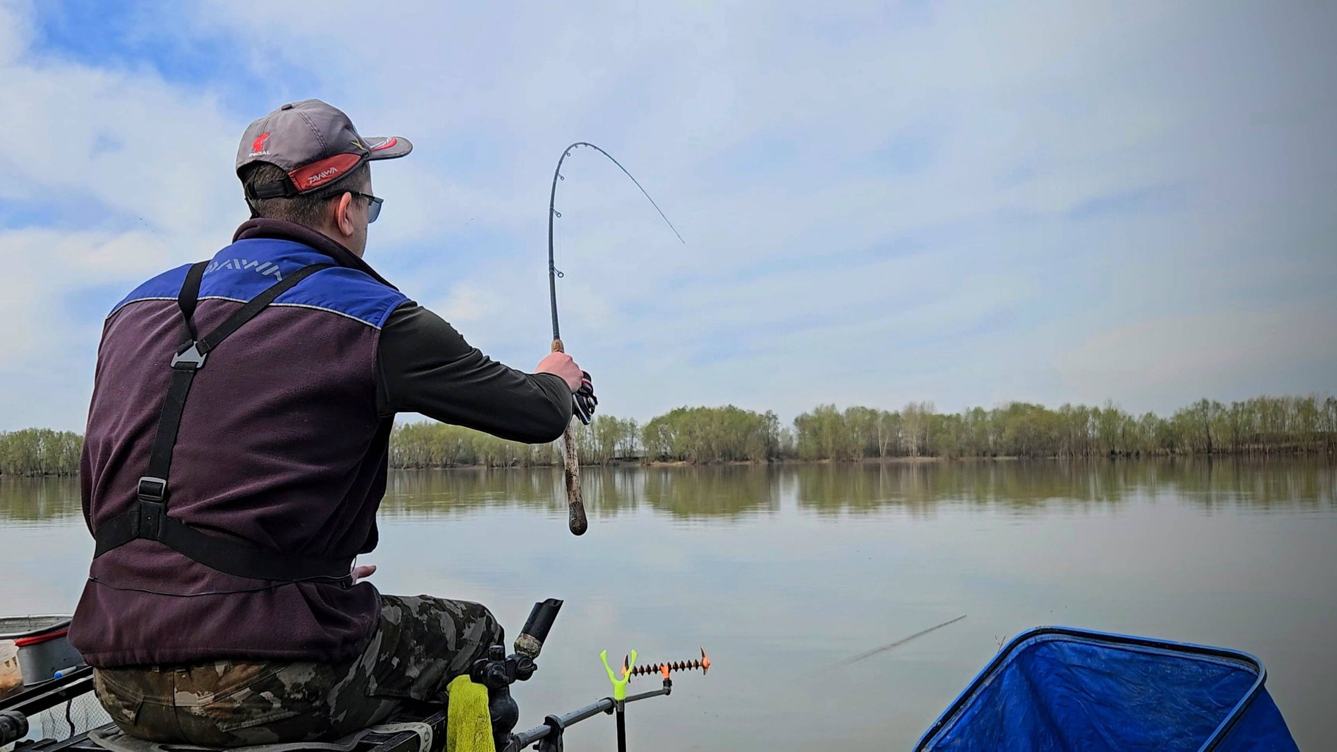 С фидером на реке. Поймал первого ЯЗЯ 2025! Поклёвки на фидер. Рыбалка 2025. смотреть онлайн