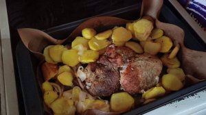 Семейный ужин. Приглашаем на картошку с мясом.