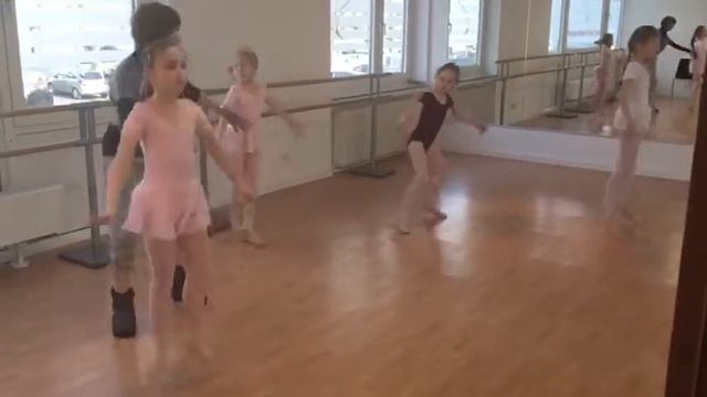 На уроке балета. Любимый преподаватель Дайга Цайс