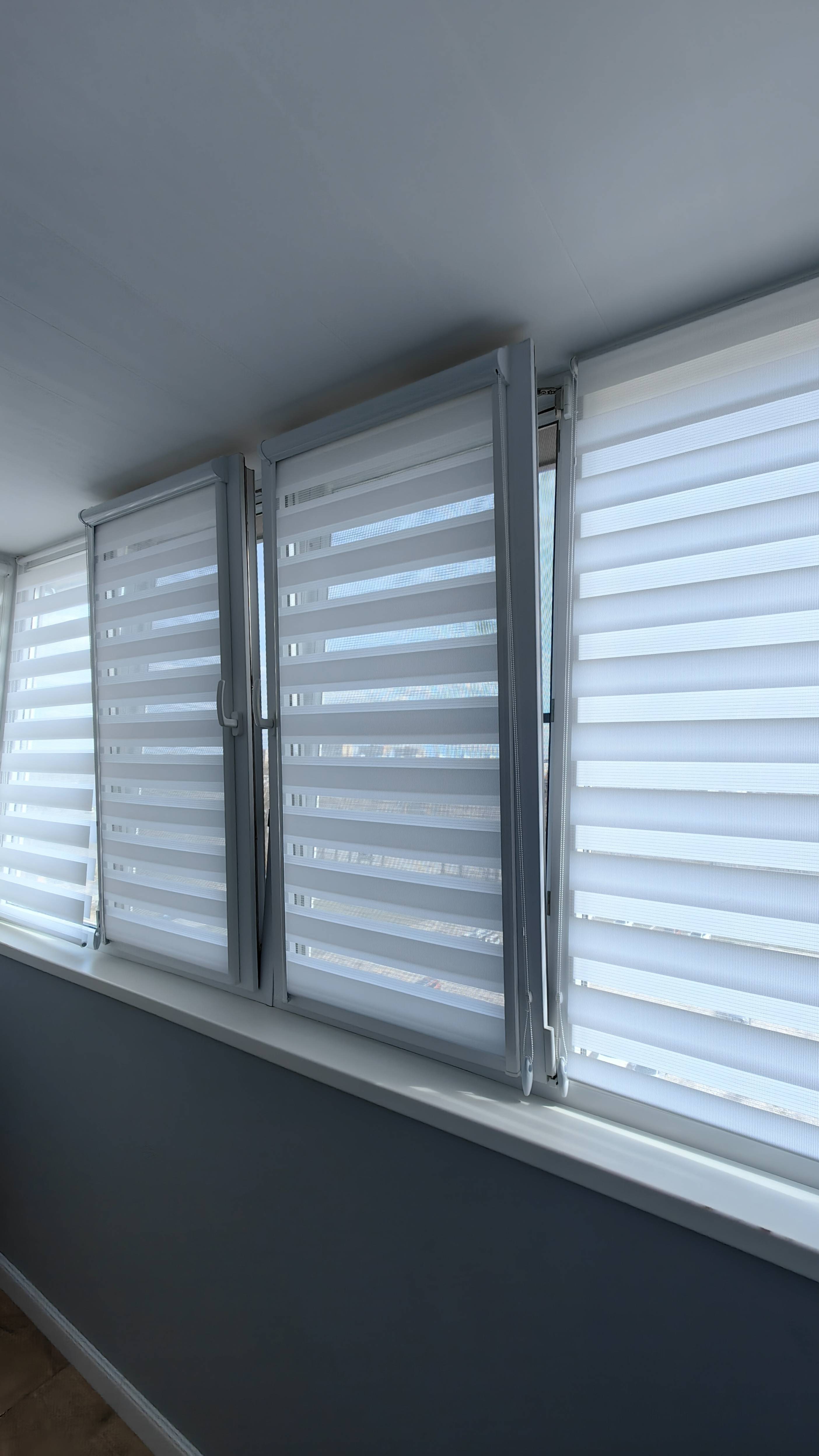 #Рулонныешторы зебра день ночь установленные на балконе