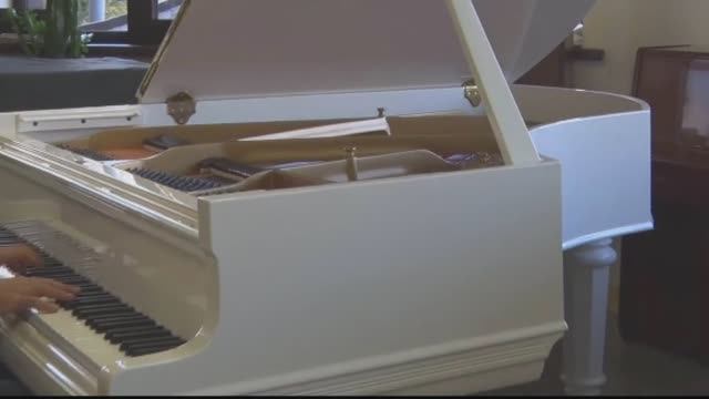 Белый рояль Rud. Ibach Sohn Германия кабинетный смотреть онлайн