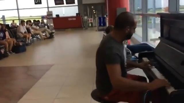 Парень сел за пианино в аэропорту и просто начал играть 1 смотреть онлайн