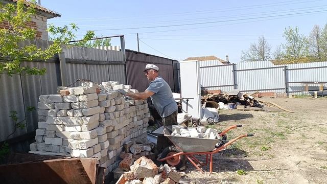 Сделали красивый дымоход и начали штукатурить дом.Выложили верхнюю часть колодца. Посадка картофеля смотреть онлайн