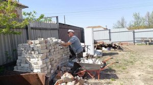 Сделали красивый дымоход и начали штукатурить дом.Выложили верхнюю часть колодца. Посадка картофеля