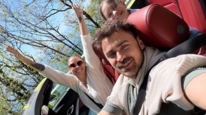 Агата Муцениеце с Петром Дрангой и дочерью прокатились в кабриолете на курорте