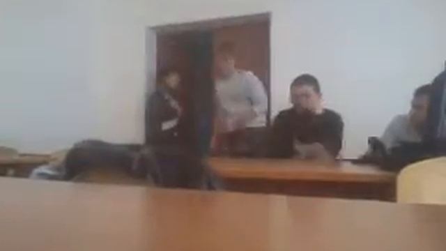 человек и стул,прикол)