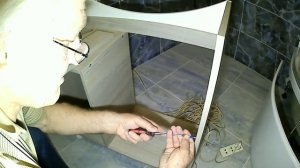 Как установить тумбу под раковину, если мешают коммуникации.