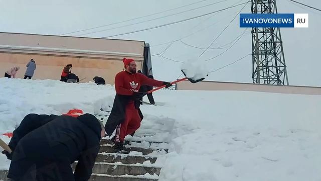 Болельщики убирают снег на стадионе Текстильщик