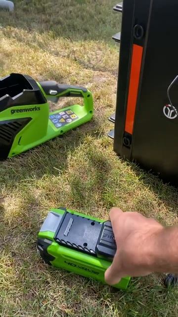 Заряжаем аккумуляторную пилу Greenworks от мобильного аккумулятора 220В - Eco Koleso Power смотреть онлайн