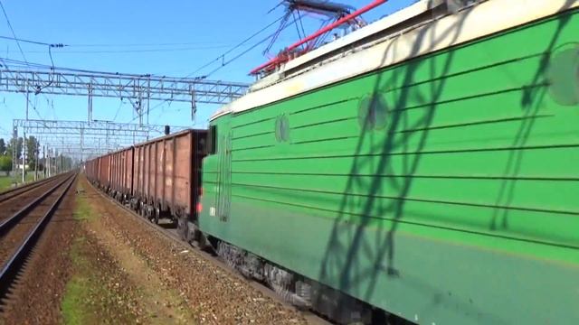 Првиетливый машинист на электровозе ВЛ11М-177 с грузовым поездом:-) смотреть онлайн