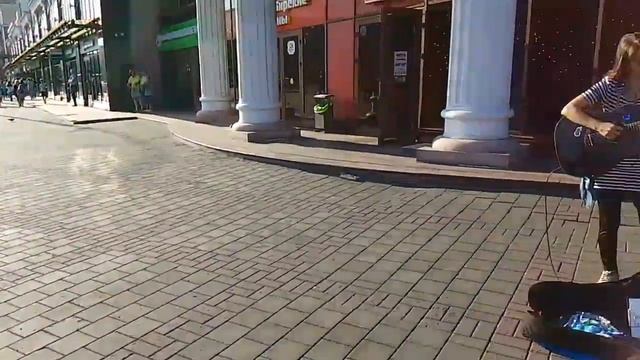 Дети танцуют под музыку на гитаре)