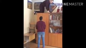 Прикол 😁 чувак упал со шкафа досмотри до конца !!!!
