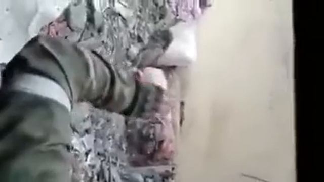 В разрушеном доме в Мариуполе чеченцы поставили памятник тикток вояке, но тот позитивно погрузился смотреть онлайн