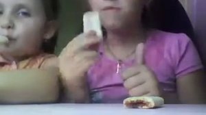 Мы устроили челлендж щекотка и мы рисуем меликами