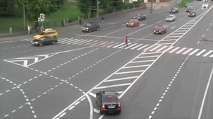 Прикол над чёрной машиной с мигалкой