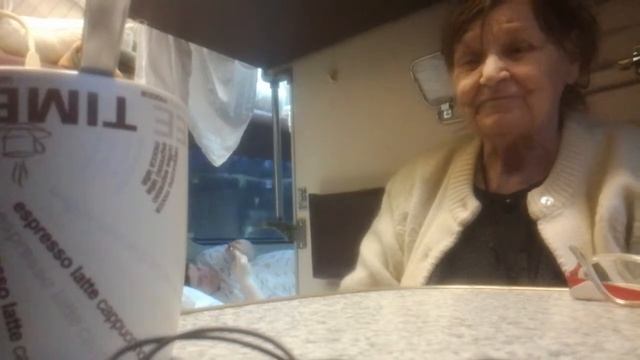 Бабуля травит анегдоты. Поезд, Уфа - Санкт-Петербург. Прикол. Апрель 2019. Смотреть всем. смотреть онлайн