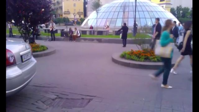 Челентано танцует в центре Киева | Celentano dances in Kiev center смотреть онлайн