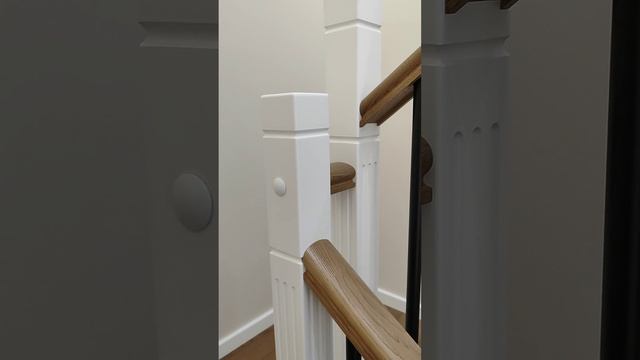 Лестница на металлокаркасе полная обшивка ступени и поручни ясень