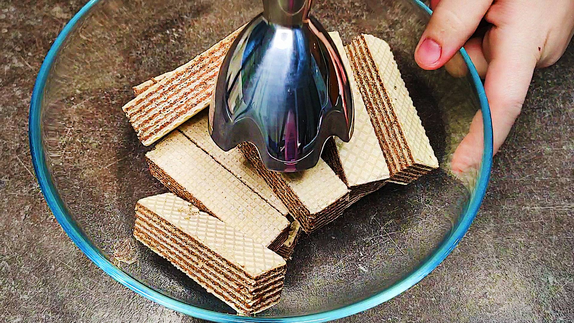 Вся семья подсела на этот десерт за 5 минут, БЕЗ духовки, БЕЗ сгущенки, БЕЗ муки! Это так ПРОСТО! смотреть онлайн