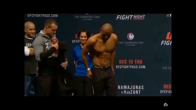 Девушка сходит с ума от тел бойцов UFC на взвешивании Смешно! смотреть онлайн