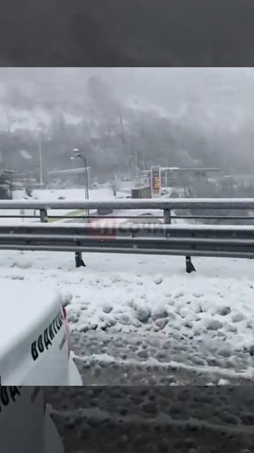Большая пробка скопилась в районе Мамайского перевала в Сочи 19.02.21 смотреть онлайн