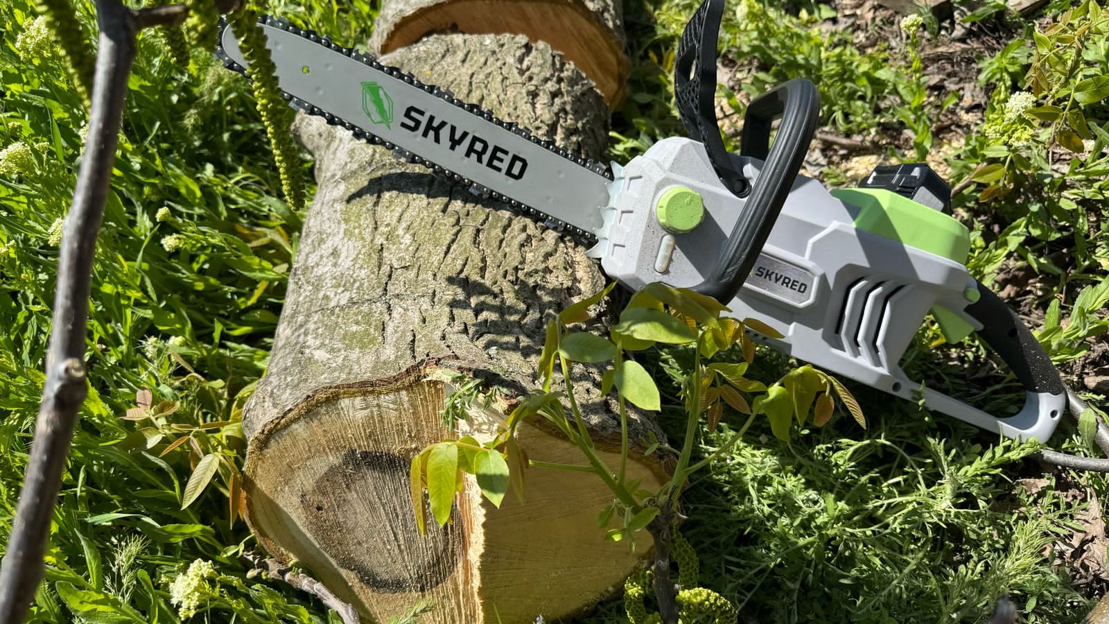 Бесщеточная цепная электропила Skyred 40 v 2.8Ah. со смазкой цепи. смотреть онлайн