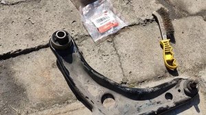 Замена вертикальных сайлентблоков Точка опоры и ступичного подшипника на TOYOTA COROLLA FIELDER 161