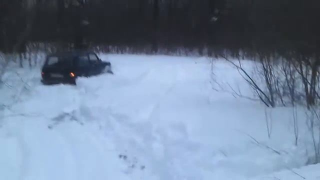 Нива на БЕЛ-161 ни х..я не едет по сырому снегу)))