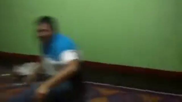 Мужики играют в камень ,ножницы, бумага и проигравшиму смотреть онлайн
