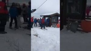 Начинающие сноубордисты и бугельный подъемник