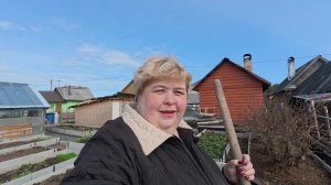 Жарим и едим очень вкусный шашлык. Сафар делает новую грядку.