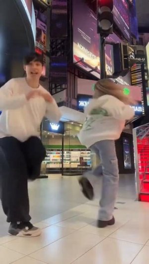 МИЛАНА СТАР ДЕРЕТСЯ 😂