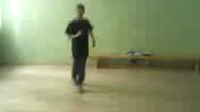 Мелкий танцует брейк данс (11 лет)