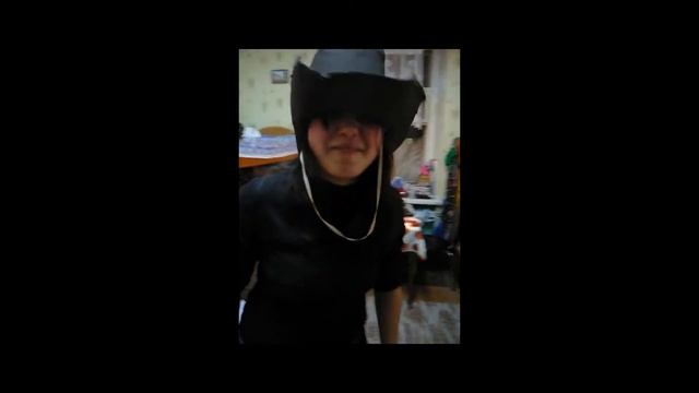 Шляпа застряла в голове :D Очень смешное видео))) смотреть онлайн