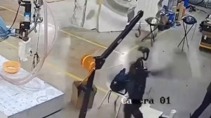 Робот нападает