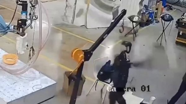 Робот нападает