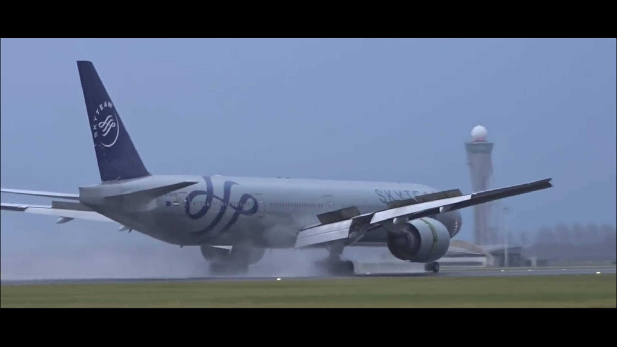 Авиация | Самолет взлет и посадка в плохую погоду | Посадка самолета в сильный ветер |Сильный дождь смотреть онлайн