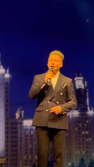 Александр Олешко на творческом вечере поет песни из фильма «Москва слезам не верит»